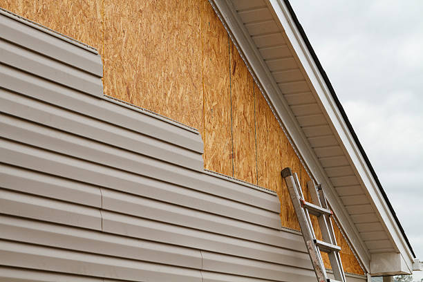 Professional Fiber Cement Siding technician working in Garden City, SC
